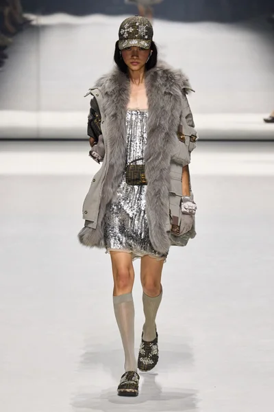 Look 16